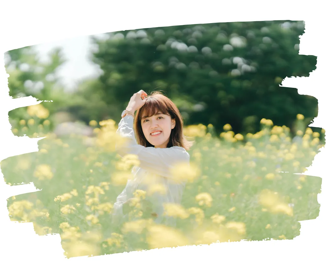 写真:フォトグラファー村越香奈が花畑の中にいる